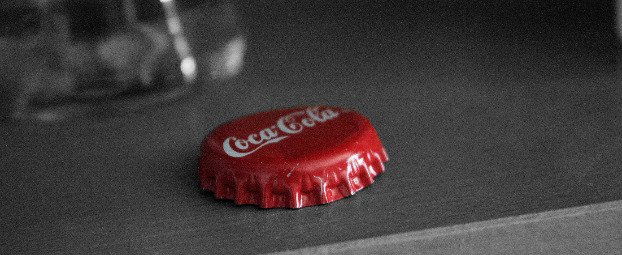 Coke Deckel in Farbe und SW