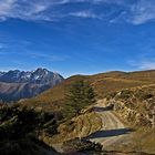 Col d’Azet (1580 m): le sentier qui domine le col et offre de superbes vues panoramiques.