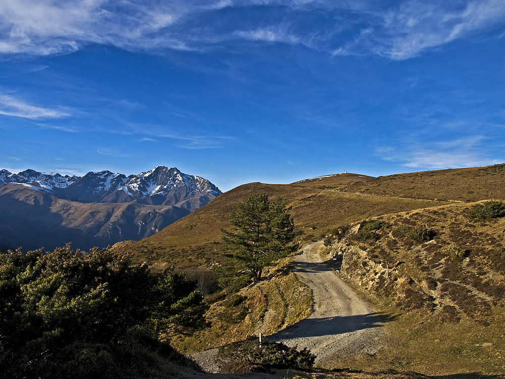 Col d’Azet (1580 m): le sentier qui domine le col et offre de superbes vues panoramiques.