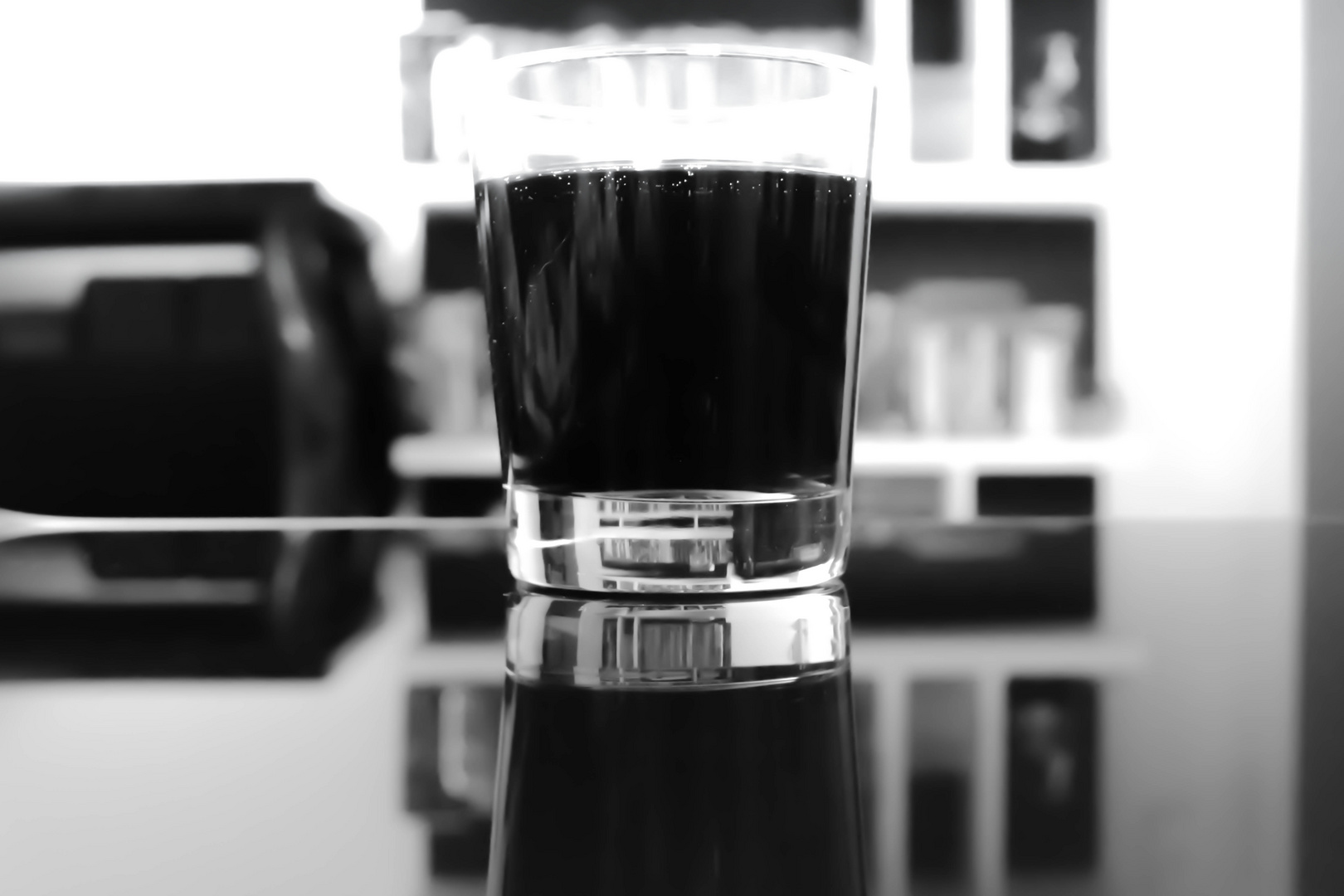 Cola-Glas auf schwarzem Tisch