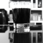 Cola-Glas auf schwarzem Tisch