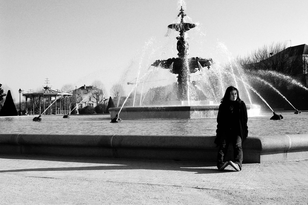 Coline et la fontaine du Mail