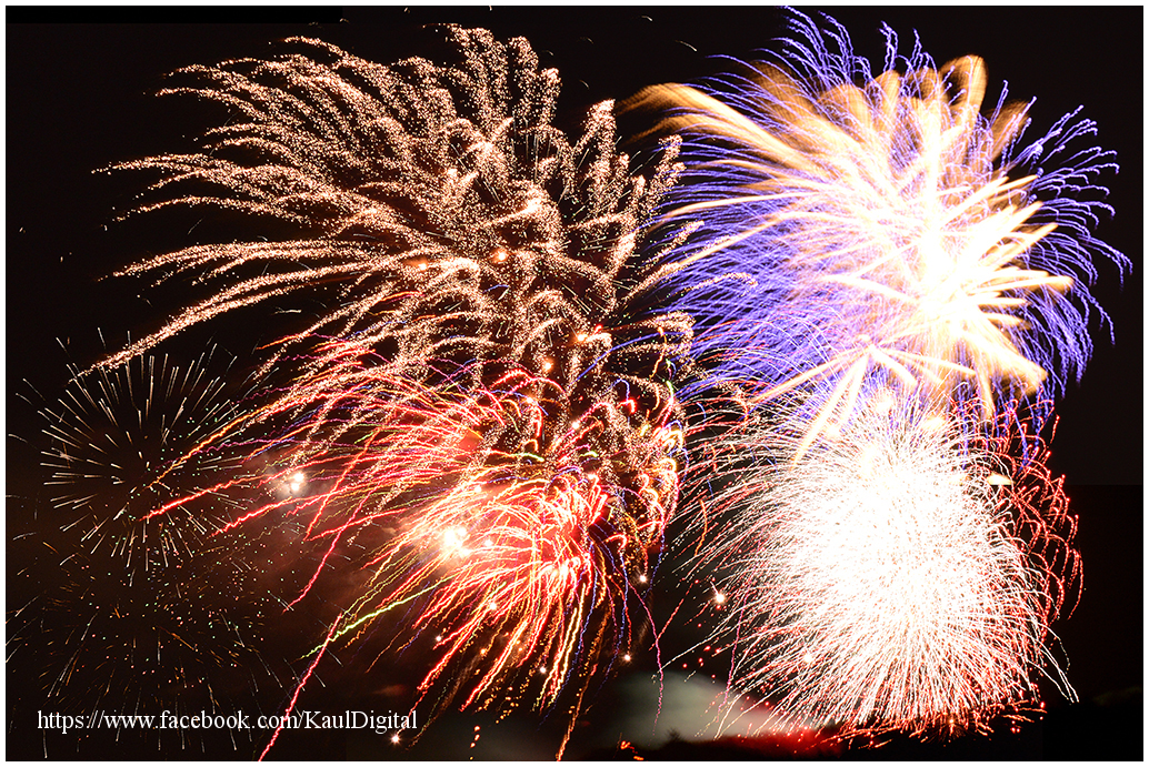 Collage eines Feuerwerks der Dürener Annakirmes 2013, von Peter Kaul