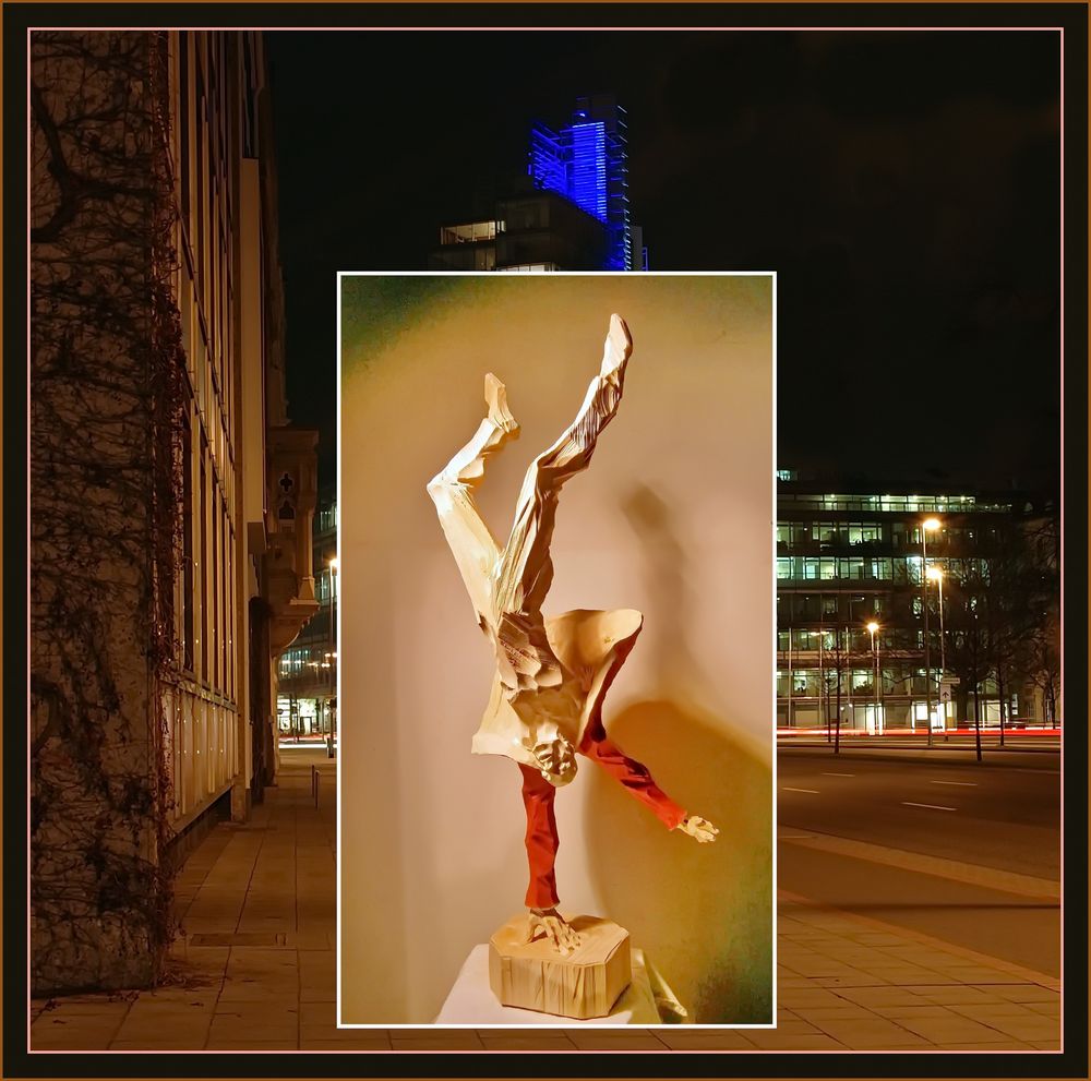 Collage: Holzplastik von Roman Strobl vor dem Gebäude der NordLB in Hannover