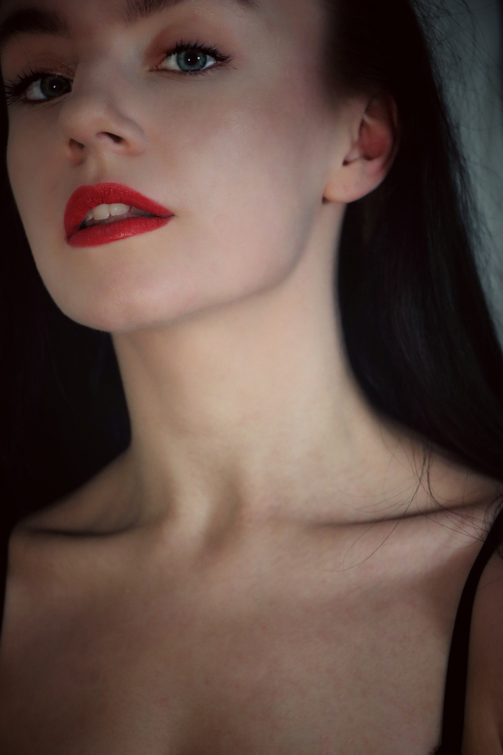 Collarbones, shadows and red lips