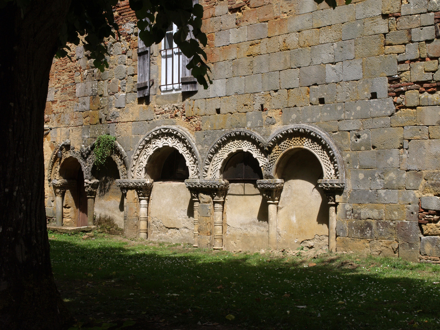 Collégiale Saint-Nicolas de Nogaro, ancienne entrée de la salle capitulaire 