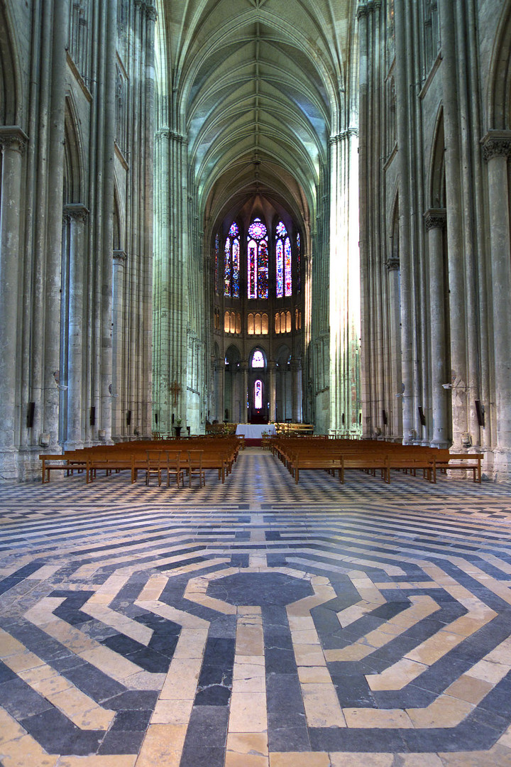 Collégiale St-Quentin, labyrinthe et nef