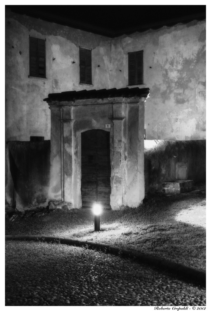 Collegiata di San Vittore di Brezzo di Bedero - Cortile esterno