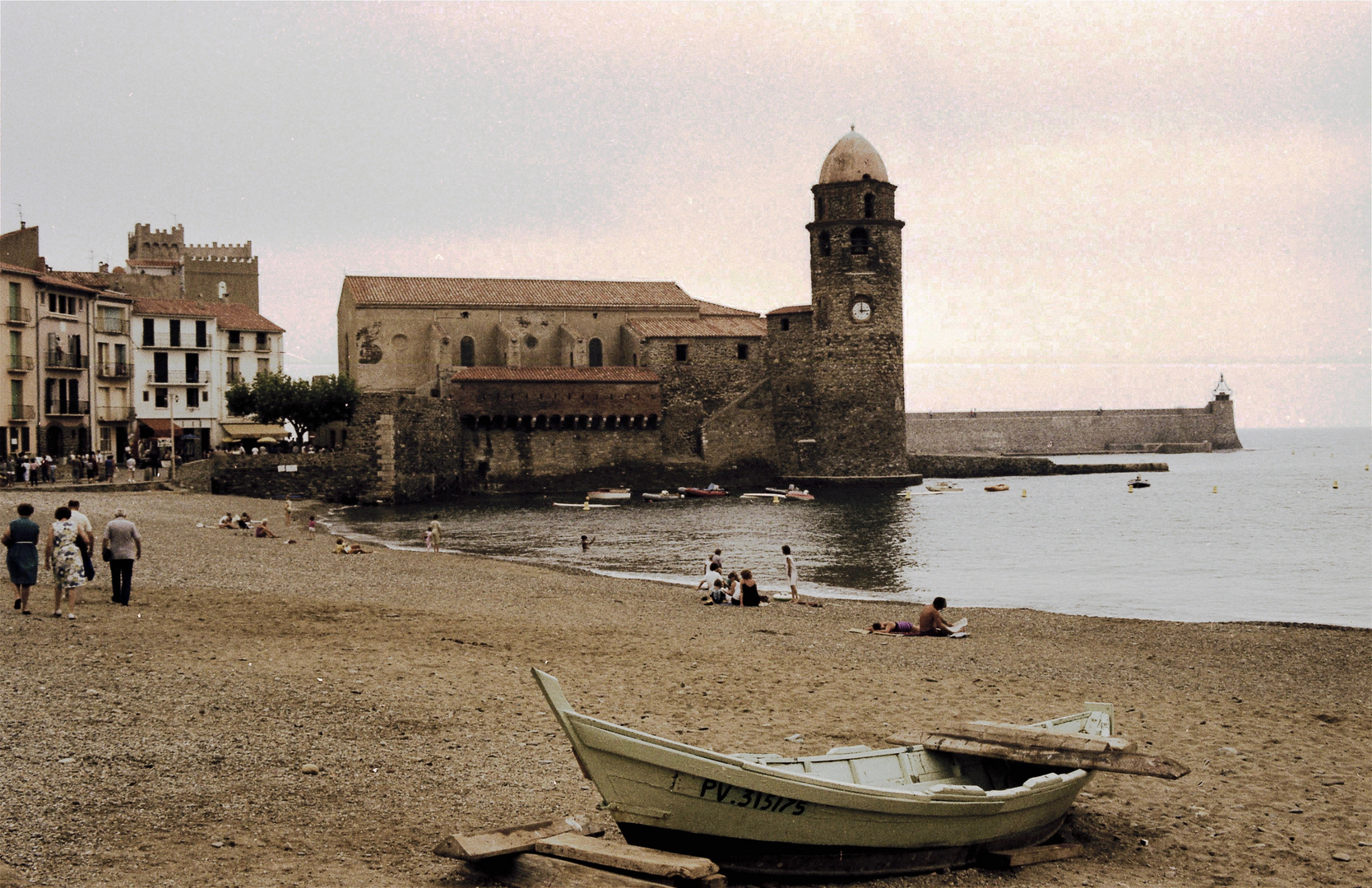 Collioure, die Wehrkirche am Strand