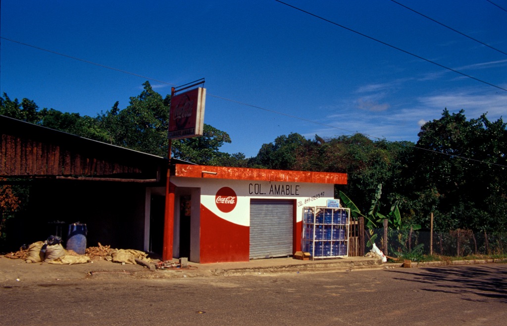 Colmado en el campo. Coca Cola en todos partes del mundo