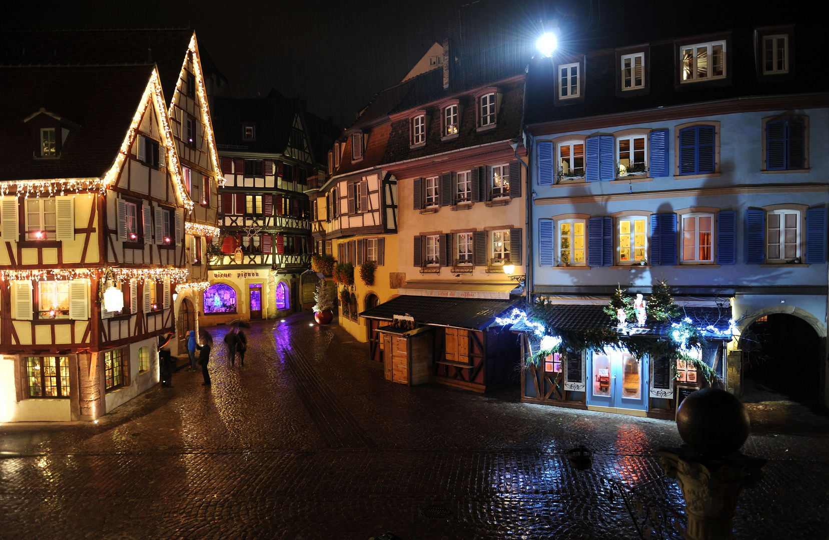 Colmar im Elsass bei Nacht an Weihnachten