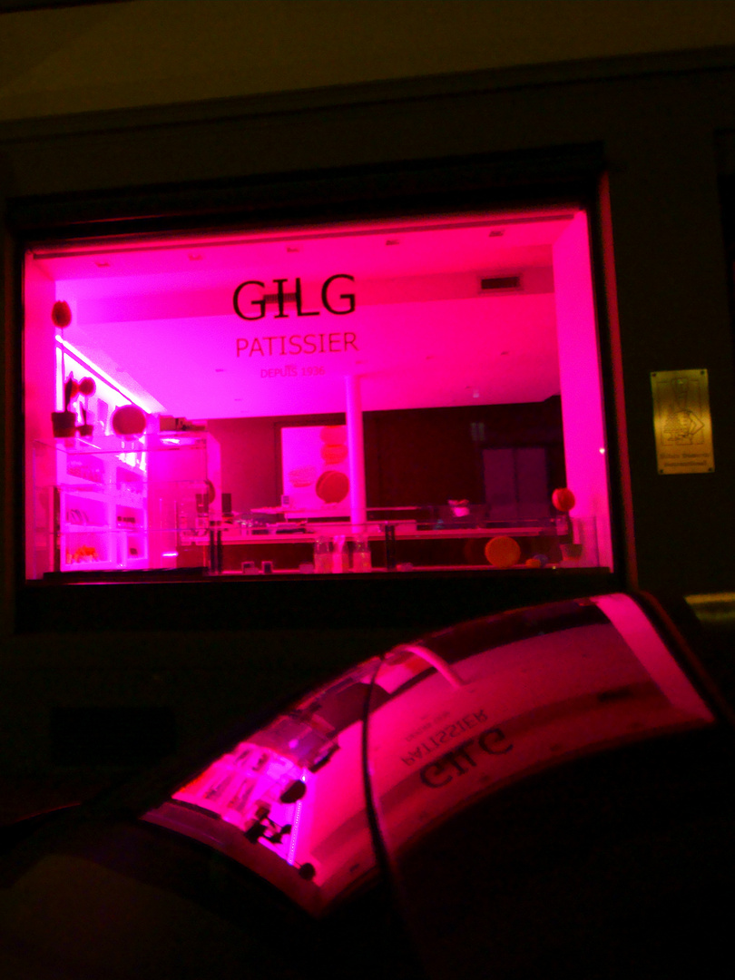 Colmar. Petite Venise, patisserie-vitrine en  magenta, reflexion amorphe