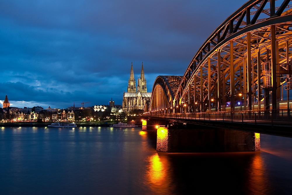 [cologne at night]