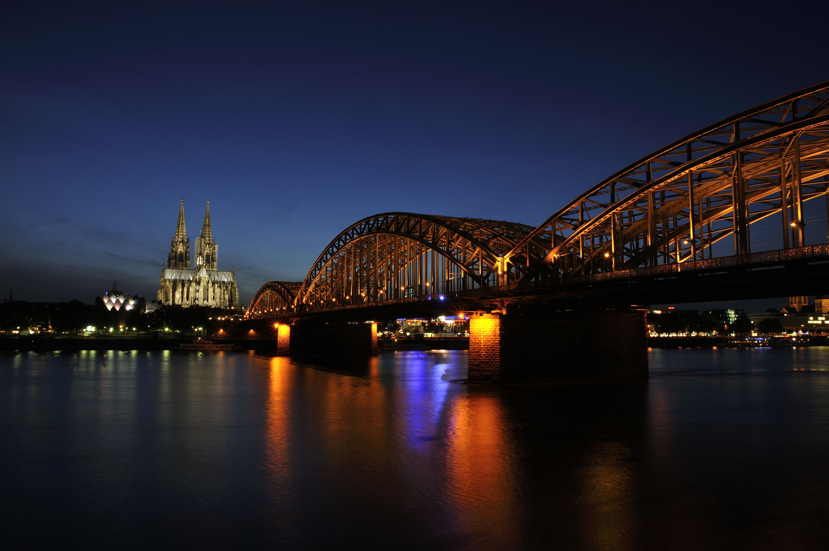 ...Cologne at nightfall...