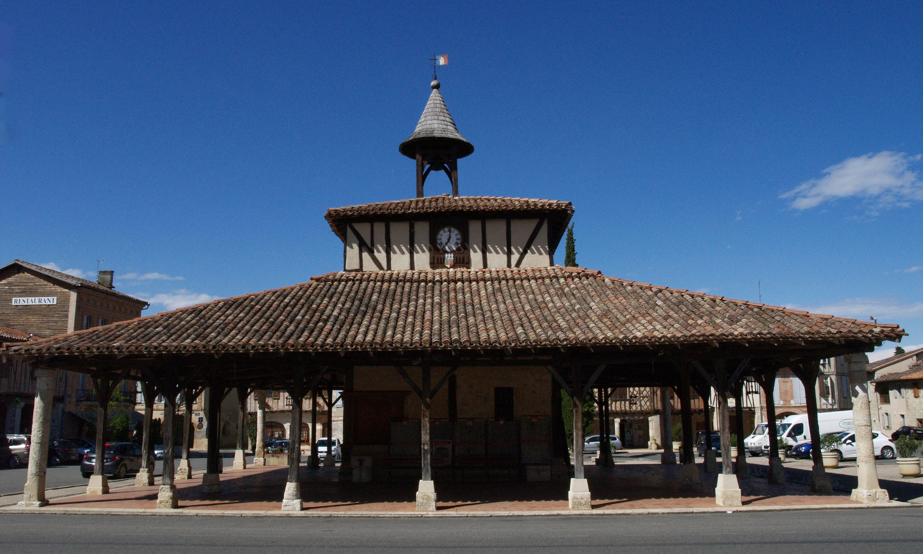 Cologne (Gers) – La halle sur la place de la bastide