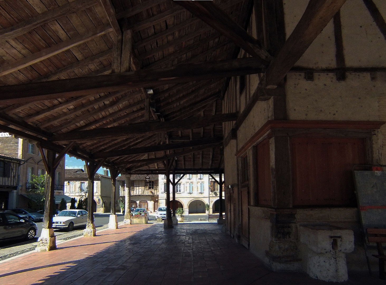 Cologne (Gers): Vue sur le coté nord-ouest de la place de la bastide à partir de la halle médiévale