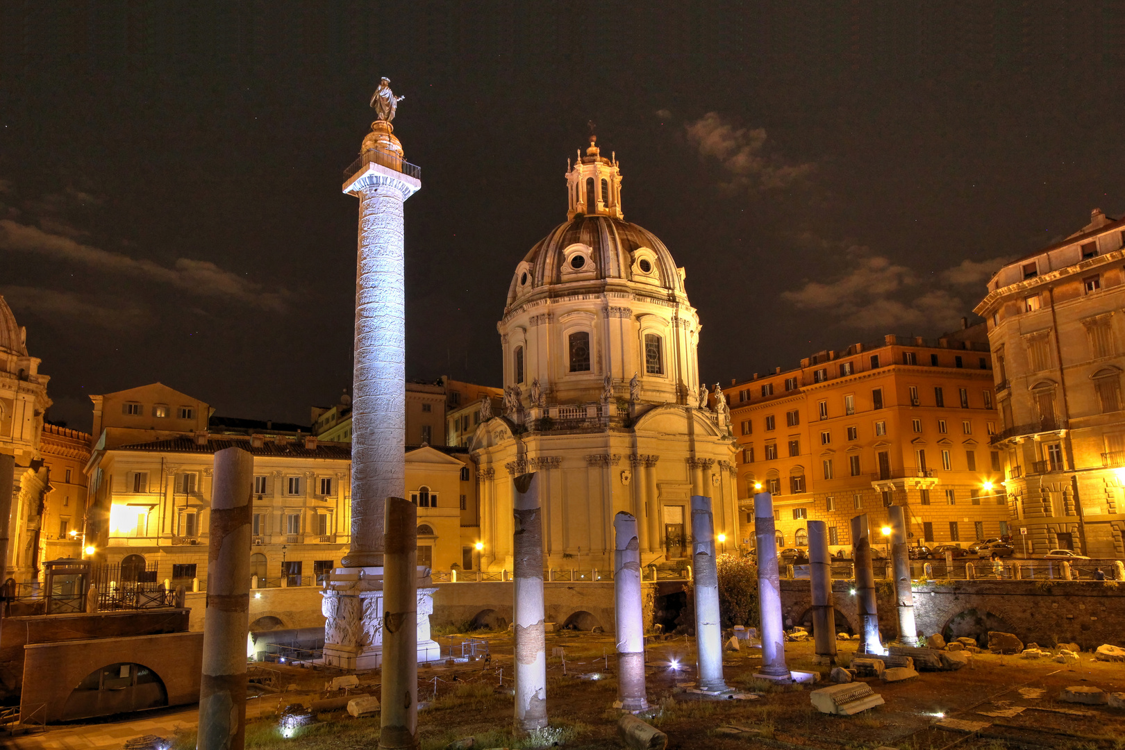 Colonna Traiana - Trajanssäule in Rom bei Nacht