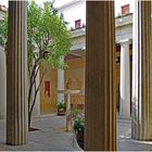 Colonnade en marbre du péristyle...