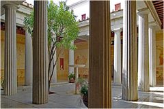 Colonnade en marbre du péristyle...