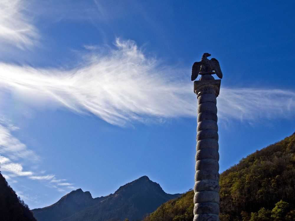 Colonne à l’aigle impérial dans les nues au Pont Napoléon à Luz Saint-Sauveur (Hautes-Pyrénées)