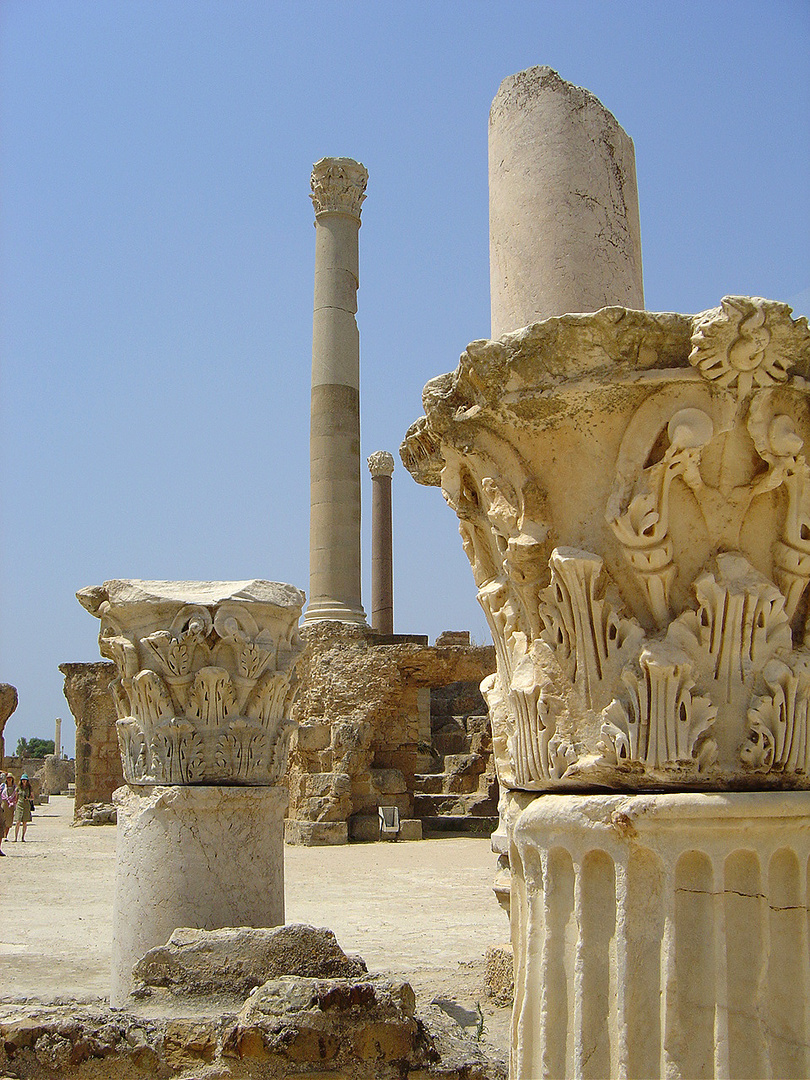 Colonnes et chapiteaux à Carthage
