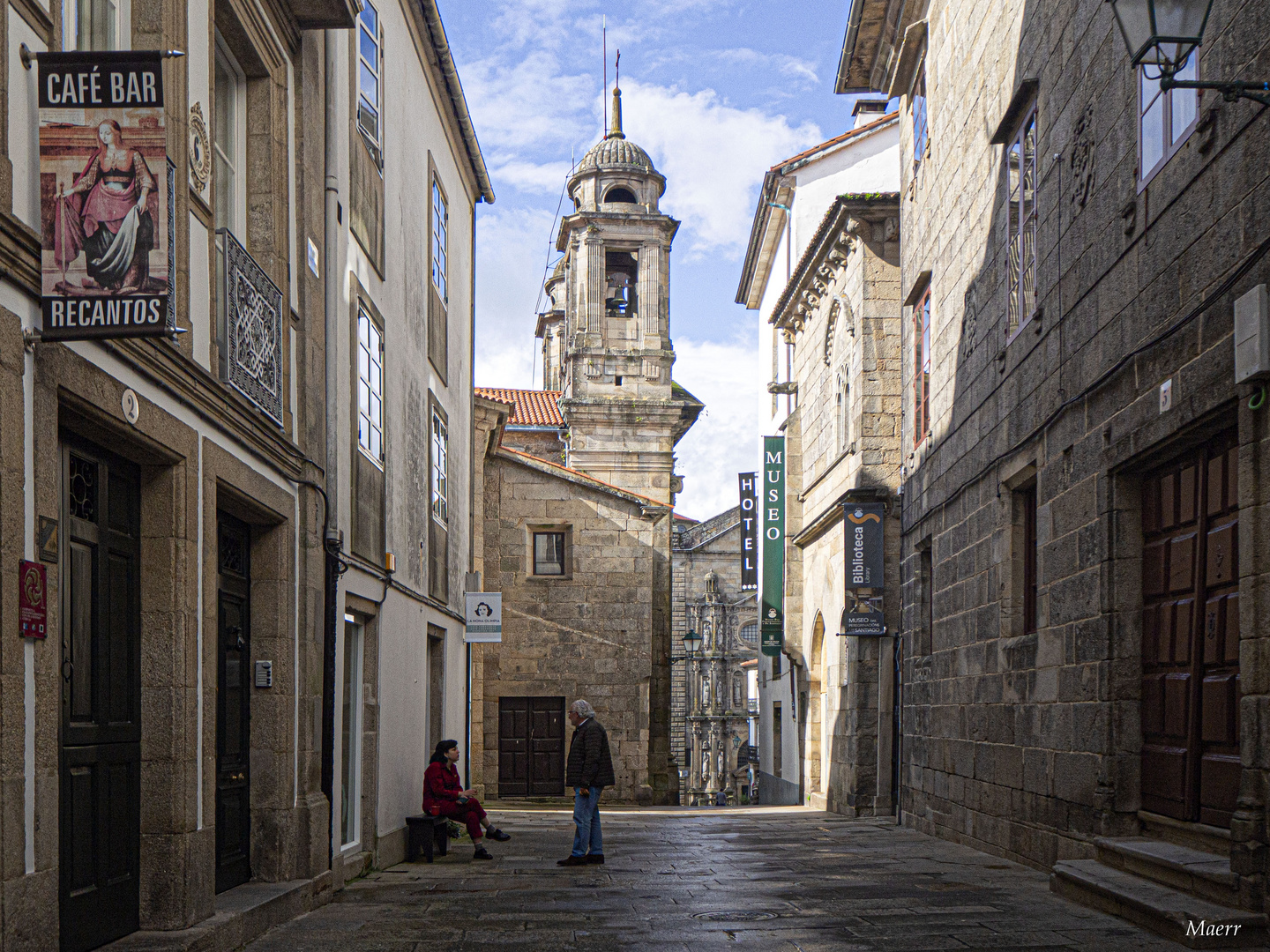 Coloquio matutino cerca de La Iglesia de San Miguel