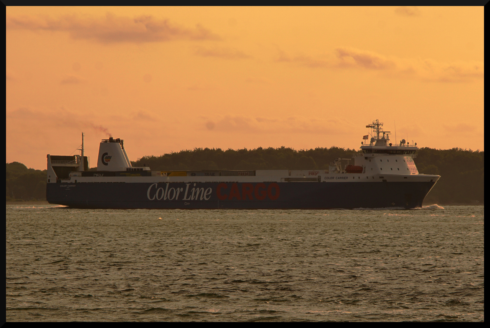 Color Carrier verläßt die Kieler Bucht im Sonnenuntergang