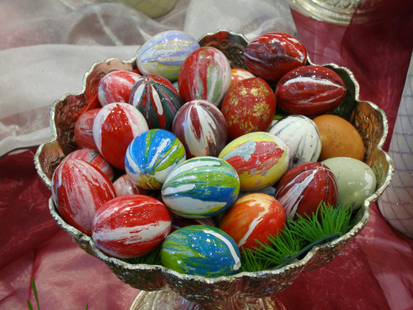 Color eggs