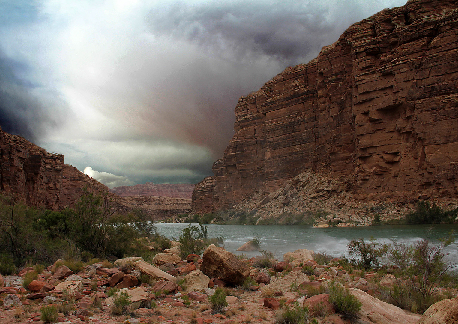 Colorada River - Cathedral Wash Wanderung bei Gewitter