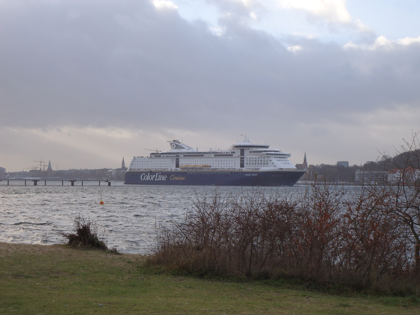 Colorline fährt aus Kieler Förde