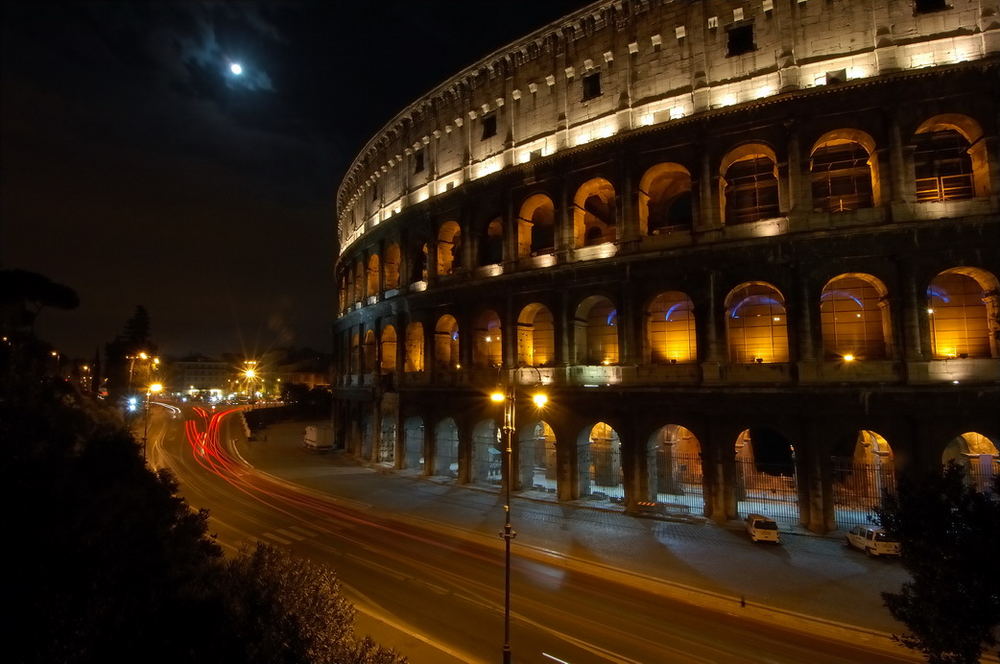 Colosseum Rom bei Nacht und Verkehr