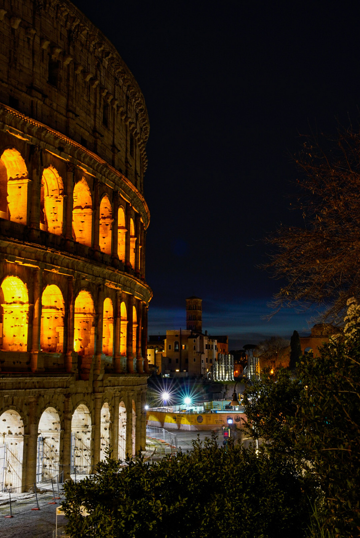 Colosseum und der Tempel der Julia mit Kirche