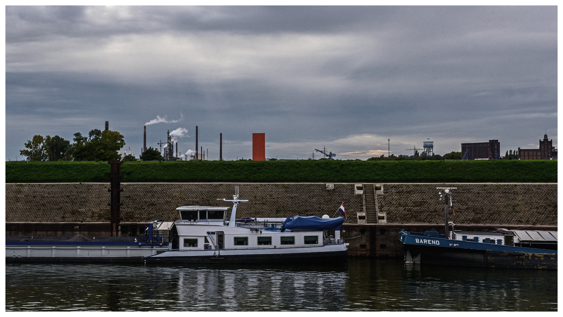 Colours of Duisburg 145 - Schifffahrt und Stahl