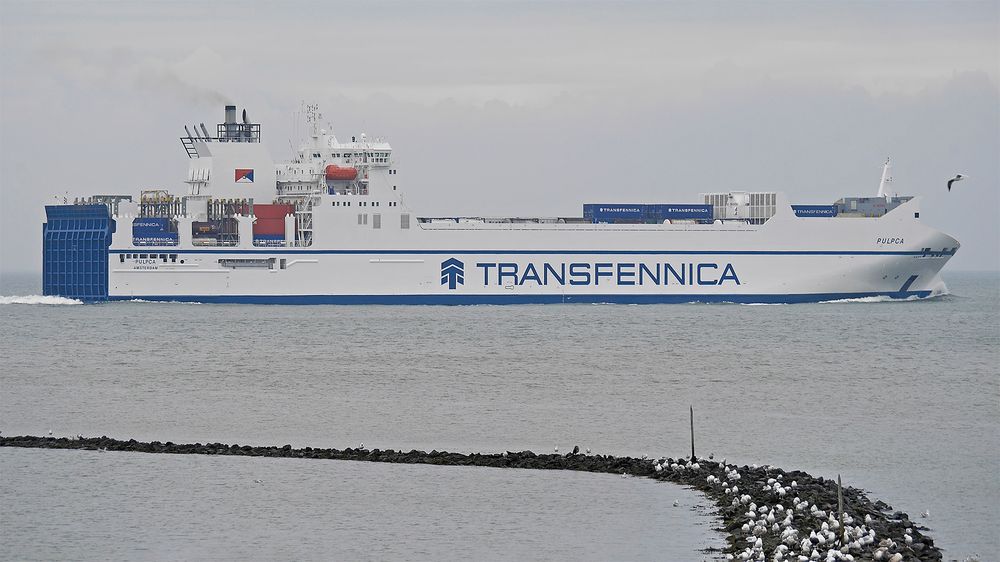 Combi-Frachter vor Cuxhaven