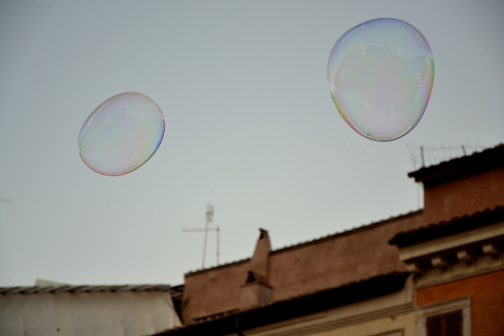 Come bolle di sapone che ci volteggiano intorno.