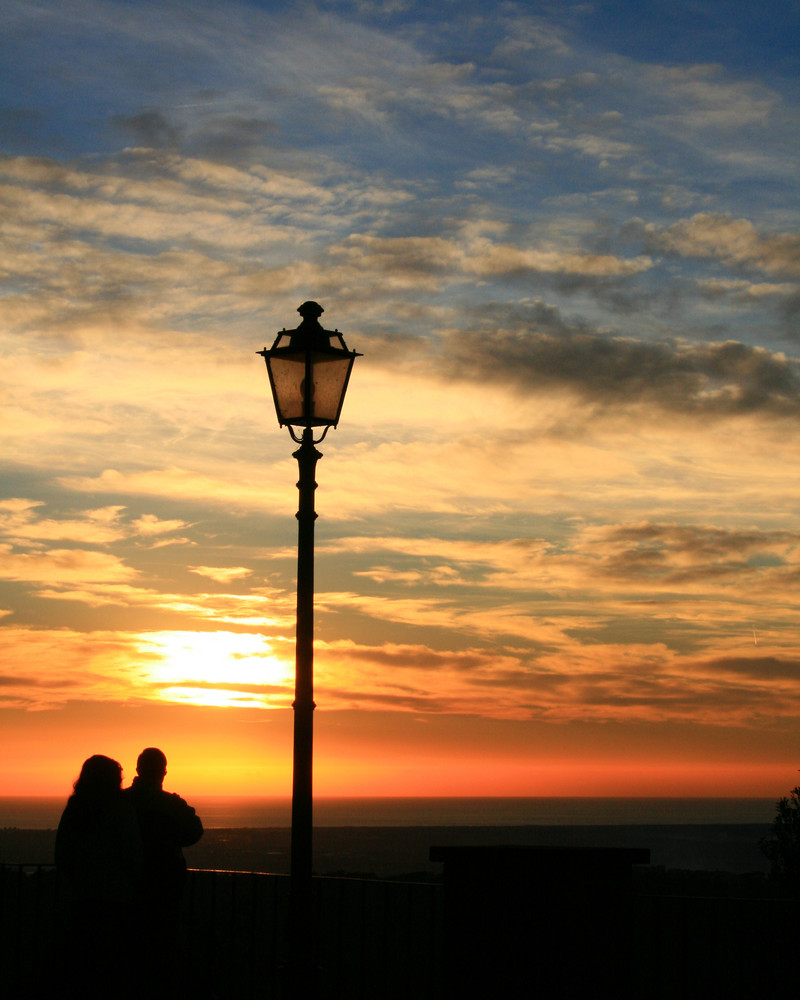 come è difficile trovare l'alba dentro l'imbrunire....