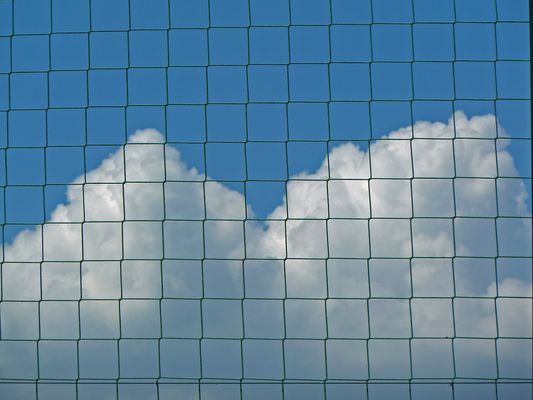 Come nuvole in gabbia.