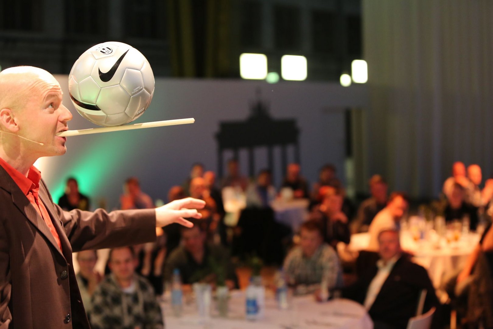 Comedykünstler Armin Nagel Ballbalance