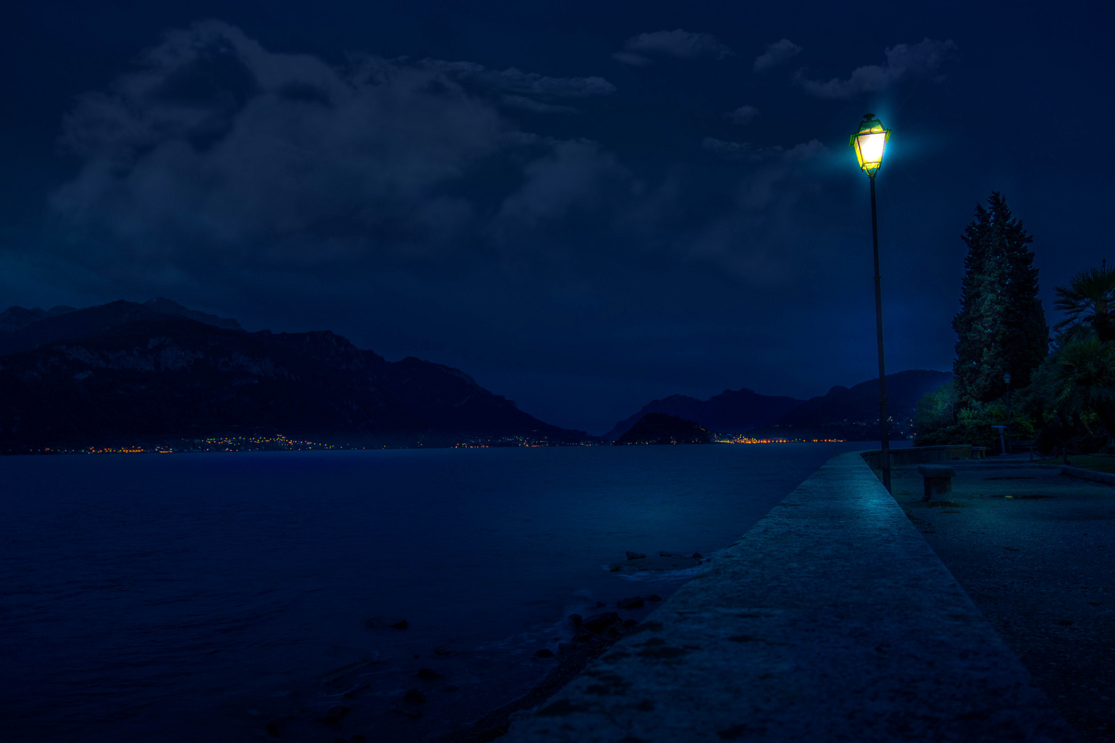 COMERSEE PROMENADE BEI NACHT