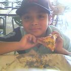 Comiendo pizza en el mall