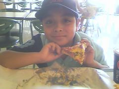 Comiendo pizza en el mall