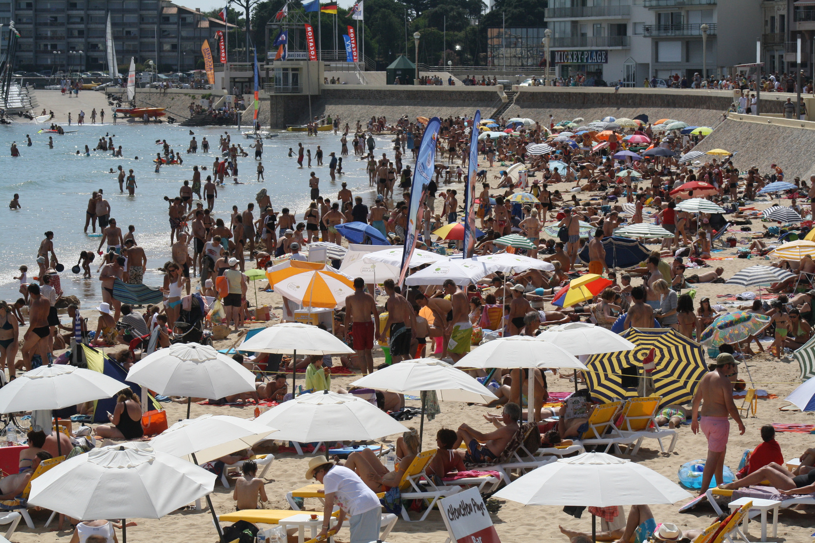 "comme des sardines" plage des sables d'olone juillet 2010