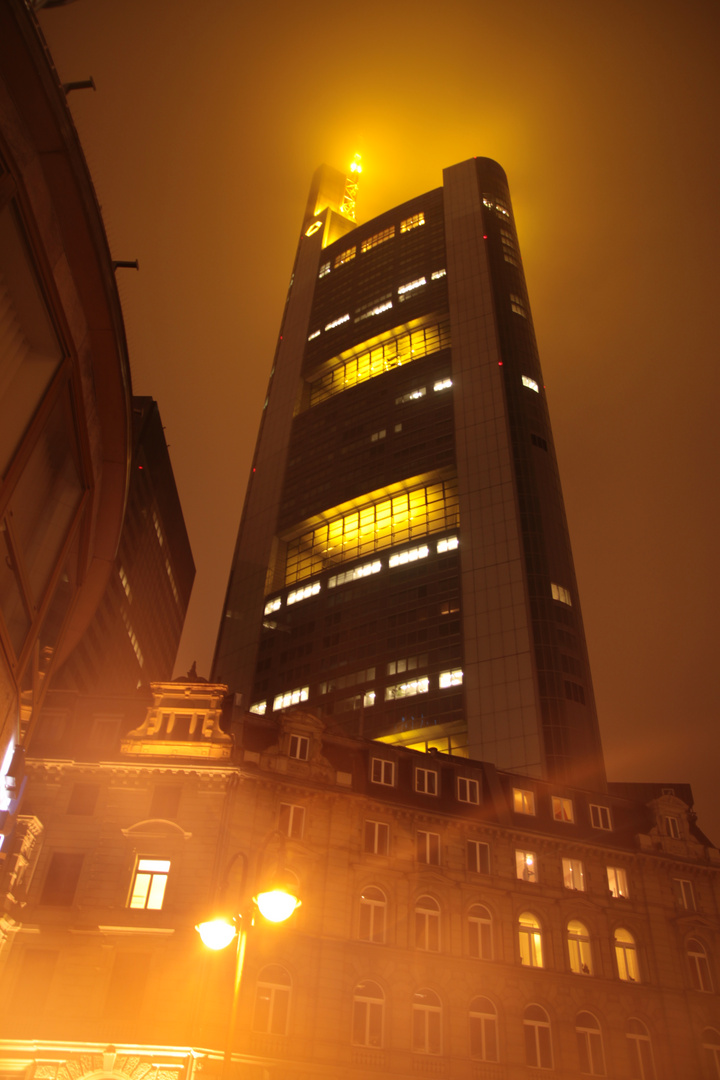 Commerzbank bei Nacht und Regen