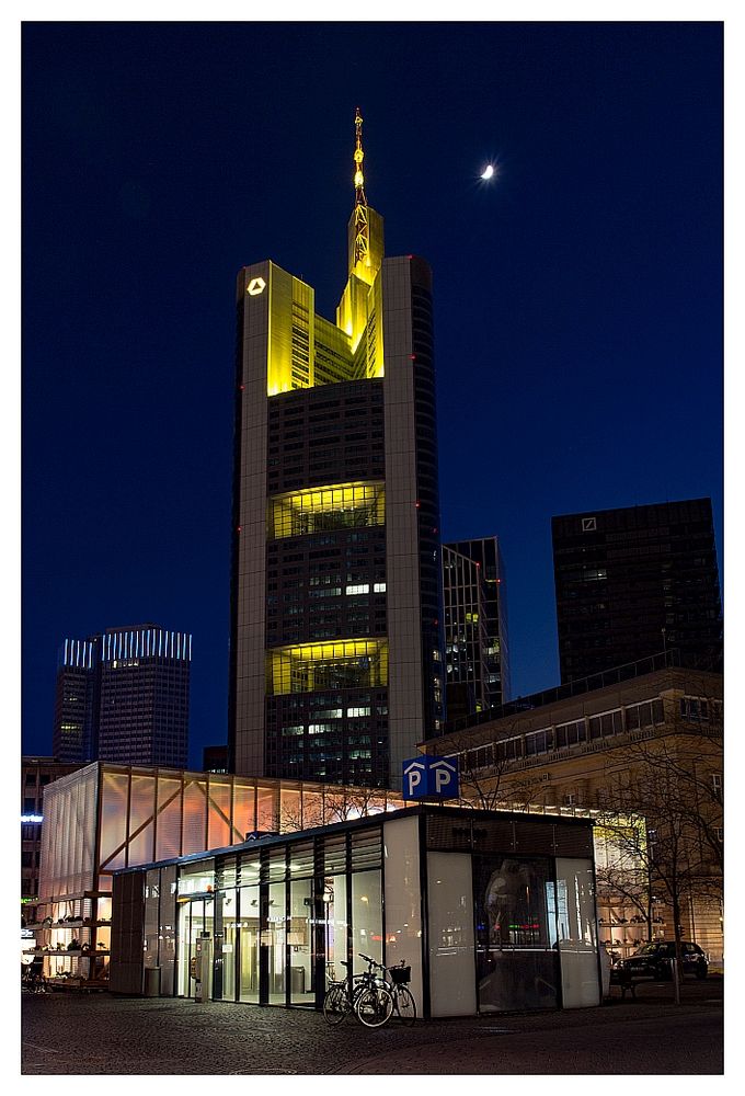 Commerzbank Tower bei Nacht