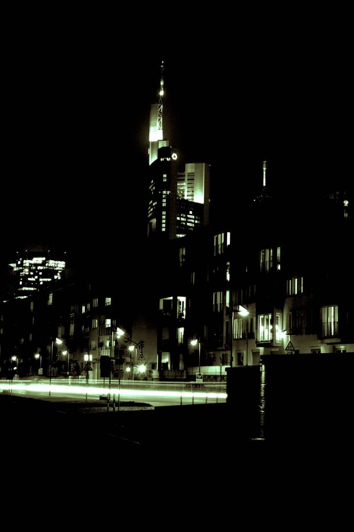 Commerzbank-Tower Frankfurt - nachts vom Main - Neonvariante