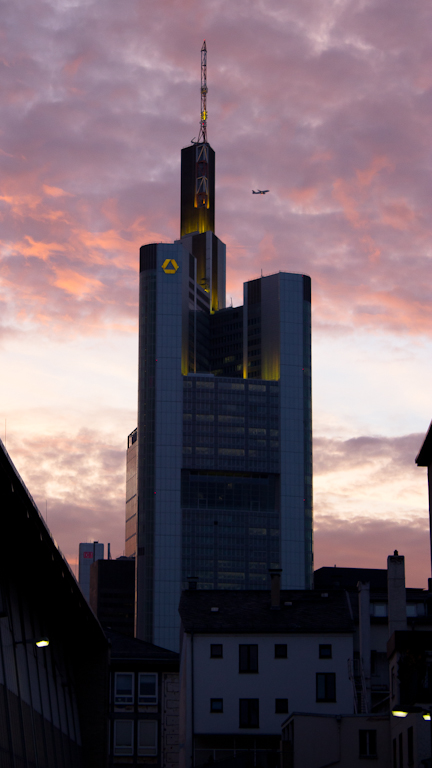 Commerzbank Tower im Abendlicht