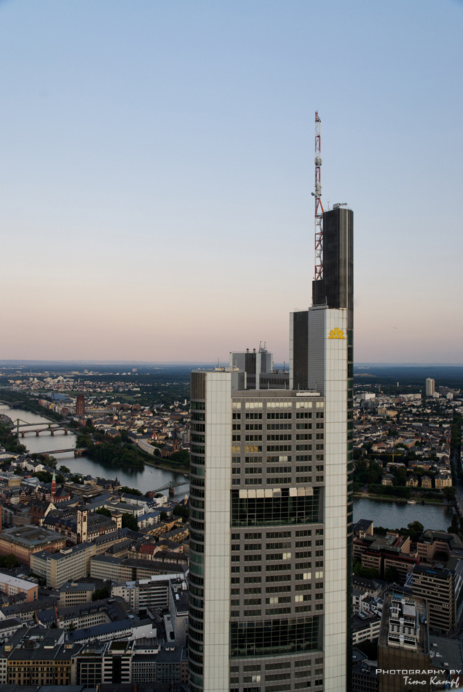 Commerzbank-Tower in der blauen Stunde