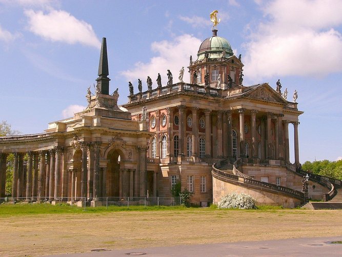 communs vor/hinter dem Neuen Palais