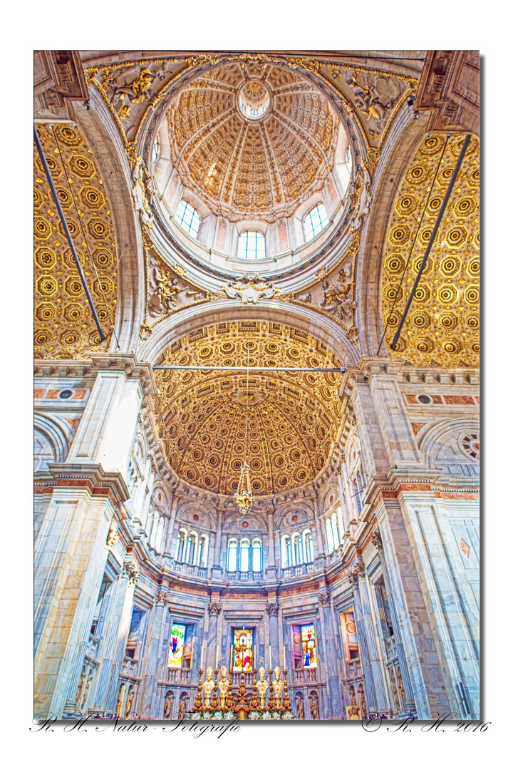 Como, Italien Der Dom innen, Altar und Kuppel