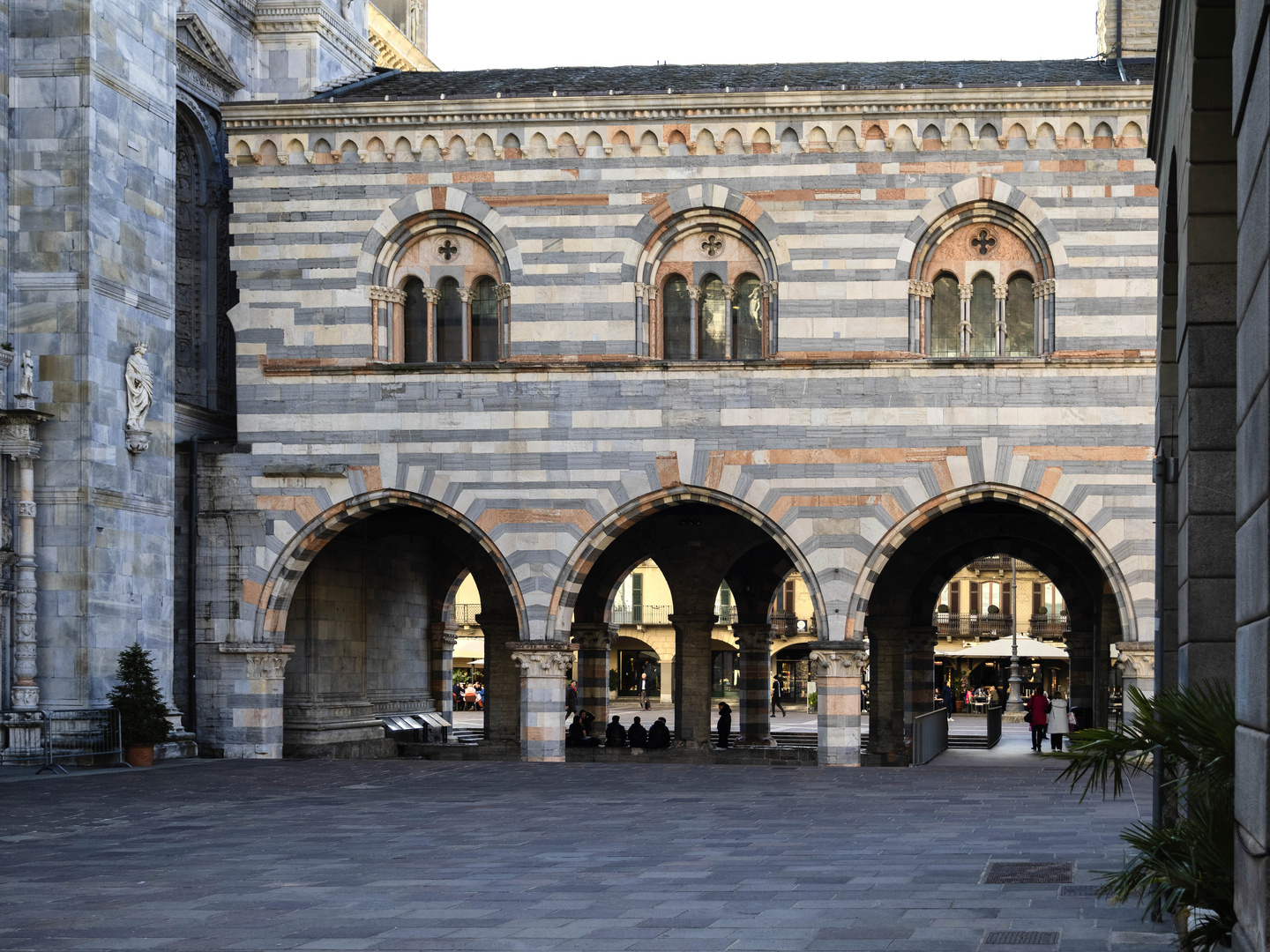 Como, loggiato del duomo